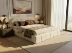 : Seitenansicht des geräumigen Bettes Orlando slim (180x200 cm) im Bouclé-Bezug Quelle, perfekt integriert in ein helles, wohnliches Master-Schlafzimmer.