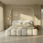 Frontale Ansicht des riesigen Super-King-Size-Polsterbettes Orlando slim in 200x200 cm aus dem weichen Bouclé-Stoff Quelle, stilvoll arrangiert in einem modernen Schlafzimmer.