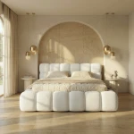 Frontale Ansicht des riesigen Super-King-Size-Polsterbettes Boston slim in 200x200 cm aus dem weichen Bouclé-Stoff Quelle, stilvoll arrangiert in einem modernen Schlafzimmer.