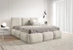 Helles, lichtdurchflutetes Schlafzimmer mit dem gemütlichen Polsterbett BRESSO im hellen Stoff Coral 15, dekoriert mit Decken und Kissen.