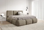 Elegantes braunes Polsterbett BRESSO im Gewebe Coral 50 im Low-Seating-Stil, platziert auf einem hellen Teppich in einem modern eingerichteten Raum.