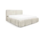 Frontale Studioansicht des fußlosen Doppelbettes ABIK aus dem flauschigen Material Coral 15 im modernen Low-Seating-Look.