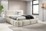 Gemütlich eingerichtetes Schlafzimmer mit dem hellbeigen Polsterbett ABIK aus Coral 15 Bouclé-Gewebe, dekoriert mit Kissen und Tagesdecke.