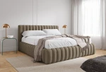 Modernes braunes Polsterbett BLISS im gerillten Design aus dem flauschigen Gewebe Coral 50, flankiert von zwei Nachttischlampen.