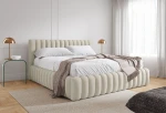 Stilvoll eingerichtetes Schlafzimmer mit dem hellbeigen Polsterbett BLISS aus Coral 15 Bouclé-Stoff, dekoriert mit Kissen und Decken.