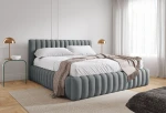Elegantes graues Polsterbett BLISS aus dem strukturierten Stoff Coral 35 mit vertikaler Rippensteppung im Schlafzimmer-Ambiente.