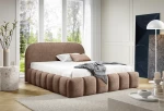 odernes Schlafzimmer-Ambiente mit dem braunen Polsterbett aus dem kuscheligen Plüsch Monte 26, umgeben von eleganter Dekoration.