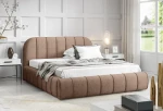 Modernes, helles Schlafzimmer-Interieur, in dessen Zentrum das braune Polsterbett RIVANO im weichen Bezug Monte 26 steht.