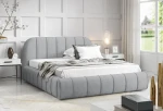 Elegantes Schlafzimmer-Ambiente mit dem grauen Polsterbett RIVANO aus dem Stoff Monte 84, arrangiert mit Kissen und Nachttischen.