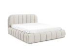 Perspektivische Studioaufnahme des beigen Polsterbettes RIVANO im angesagten Low-Seating-Look mit sichtbarer Rippenpolsterung.