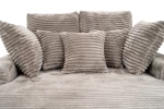 Nahaufnahme der weichen Rücken- und Zierkissen des Sofas LAZY ONE, die die markante Struktur des Stoffes Tilia (Cord) hervorhebt.