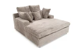 Schräge Studioansicht des gemütlichen Lounge-Sofas LAZY ONE in hellem Tilia (Cord), die die enorme Sitztiefe zeigt.