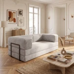 Elegantes, klassisches Raumbild mit dem kompakten Cord-Sofa EDI in hellem Beige, stilvoll arrangiert neben einem Marmortisch.