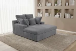 Modernes Wohnzimmer mit dem tiefen Kuschelsofa LAZY ONE im grauen Cordbezug Tilia 90, platziert auf einem weichen Teppich.