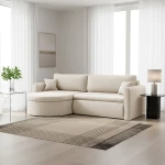 Stilvoll eingerichteter Wohnbereich mit dem cremefarbenen Bouclé-Ecksofa VERONA L Quelle 02 vor hellen Fenstern.