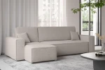 Lichtdurchflutetes Interieur mit dem beigen Ecksofa KARL L im weichen Bouclé-Stoff Abriamo, arrangiert auf einem hellgrauen Teppich.