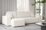 Luftiges Wohnzimmer mit dem cremefarbenen Ecksofa KARL L im eleganten Bouclé-Stoff Abriamo vor großen Fenstern.