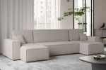 Lichtdurchflutetes Interieur mit dem beigen Ecksofa KARL U im weichen Bouclé-Stoff Abriamo, arrangiert auf einem hellgrauen Teppich.