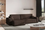 Stilvoll eingerichteter Wohnbereich mit dem dunkelbraunen Cord-Ecksofa KARL XL im Bezug Poso 06 vor einer hellen Wand.