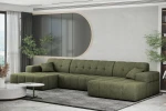 Stilvolles Raumdesign mit dem olivgrünen XXL-Ecksofa Balia U aus dem eleganten Chenille-Stoff Perfect Harmony 39 neben einem runden Couchtisch.