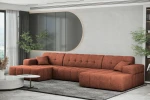 Einladendes Wohnambiente mit der terrakottafarbenen U-Wohnlandschaft Balia U im samtigen Chenille-Gewebe Perfect Harmony 52 auf einem grauen Teppich.