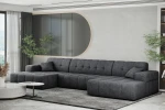 Kontrastreiche Raumgestaltung mit der dunkelgrauen Wohnlandschaft Balia U aus strapazierfähigem Chenille Perfect Harmony 90 vor einer hellen Wand.