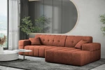 Warmes Interieur-Design mit der terrakottafarbenen Couch Balia L im samtigen Chenille-Gewebe Perfect Harmony 52 auf einem dunklen Teppich.