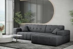 Kontrastreiches Wohnzimmer mit dem dunkelgrauen Ecksofa Balia L im strapazierfähigen Chenille-Bezug Perfect Harmony 90 vor einer hellen Wand.