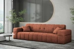 Warmes Interieur-Design mit der terrakottafarbenen Couch Balia im samtigen Chenille-Stoff Perfect Harmony 52 auf einem dunklen Teppich.