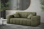 Stilvolle Raumeinrichtung mit dem olivgrünen Sofa Balia für zwei Personen aus dem markant gesteppten Chenille-Bezug Perfect Harmony 39.