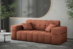 Warmes Interieur mit der terrakottafarbenen Lounge-Couch Balia als 2-Sitzer im samtigen Chenille-Stoff Perfect Harmony 52 auf dunklem Teppich.