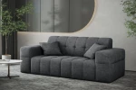 Kontrastreiches Wohnzimmer mit dem dunkelgrauen 2-Sitzer Balia im strapazierfähigen Chenille-Bezug Perfect Harmony 90 vor einer hellen Wand.