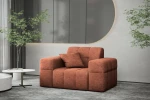 Warmes Interieur mit dem terrakottafarbenen Ohrensessel Balia im samtigen Chenille-Stoff Perfect Harmony 52 auf einem dunklen Teppich.