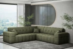 Stilvolles Interieur-Design mit dem olivgrünen Lounge-Sofa Balia Corner aus dem markant gesteppten Chenille-Bezug Perfect Harmony 39 vor einer Fensterfront.