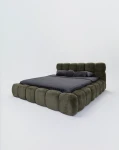 Elegantes, wolkenartiges Polsterbett 160x200 Cloudi im dunkelgrünen Bezug Lumo (Chenille) mit dunkelgrauer Bettwäsche und Kissen, freigestellt auf weißem Grund.