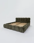Freigestellte Studioaufnahme des Polsterbetts 180x200 Cloudi im grünen Stoff Lumo (Chenille) ohne Matratze, die den integrierten Holzlattenrost zeigt.