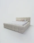 Seitenansicht des modernen französischen Polsterbetts DIEGO (160x200 cm) mit edlem Coral Bouclé-Bezug, sauber freigestellt auf weißem Hintergrund.