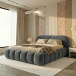 Dunkelgraues Bett Orlando Slim in der Größe 160x200 cm aus schimmerndem Donna-Samt, perfekt integriert in ein modernes Interieur.