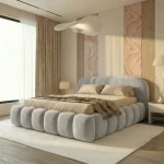 Elegantes, hellgraues Bett Orlando Slim 180x200 cm aus dem weichen Samt Donna, stilvoll arrangiert in einem sonnigen Schlafzimmer.