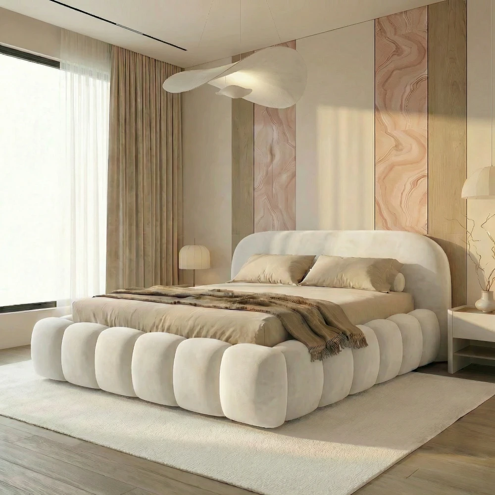 Cremeweißes Bett Orlando Slim 200x200 cm aus flauschigem Samt Donna, das dem Schlafzimmer eine luxuriöse Note verleiht.