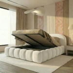 Das cremefarbene Bett Orlando Slim 200x200 cm im Stoff Donna (Samt) mit hochgeklapptem Lattenrost, der den praktischen Bettkasten zeigt.
