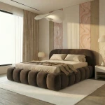 Schokoladenbraunes Polsterbett Orlando Slim 200x200 cm im eleganten Donna (Samt) Stoff vor einer edlen Marmor-Wanddekoration.