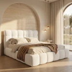Stilvolles, helles Schlafzimmer mit dem eleganten Französischen Bett Denver Slim 160x200 cm im Teddy-Stoff Quelle (Bouclé), harmonisch arrangiert vor einem Steinbogen.