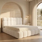Helles, cremefarbenes Polsterbett Denver Slim 200x200 cm im weichen Teddy-Stoff Quelle (Bouclé), stilvoll vor einem eleganten Steinbogen präsentiert.