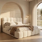 Einladendes, cremeweißes Polsterbett Denver Slim in der Größe 200x200 cm aus dem weichen Material Quelle (Bouclé), das eine entspannende Atmosphäre im Schlafzimmer schafft.