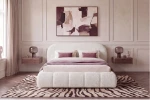 Frontale Ansicht des beigen Bouclé-Bettes Dakota slim Quelle in 140x200 cm, elegant arrangiert in einem symmetrischen Schlafzimmer mit abstrakter Kunst.