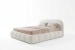 Helle Studioaufnahme des cremefarbenen Polsterbettes Dakota slim in 200x200 cm, bezogen mit dem weichen Bouclé-Stoff Quelle.