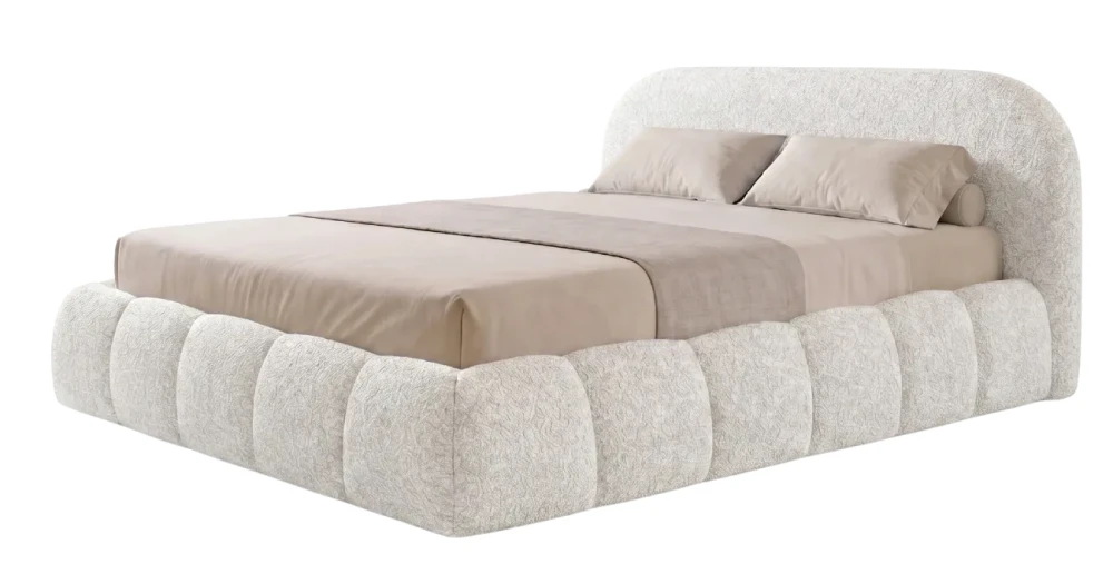 Helle Studioaufnahme des cremefarbenen Polsterbettes Dakota slim in 200x200 cm, bezogen mit dem weichen Bouclé-Stoff Quelle.