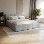 Elegantes hellgraues Polsterbett Ferento 140x200 cm mit Rillen-Kopfteil in einem hellen, minimalistischen Schlafzimmer.