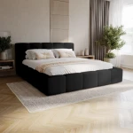 Luxuriöses Schlafzimmer mit dem schwarzen Polsterbett Ferento 140x200 cm, das elegant mit hellen Einrichtungselementen kontrastiert.